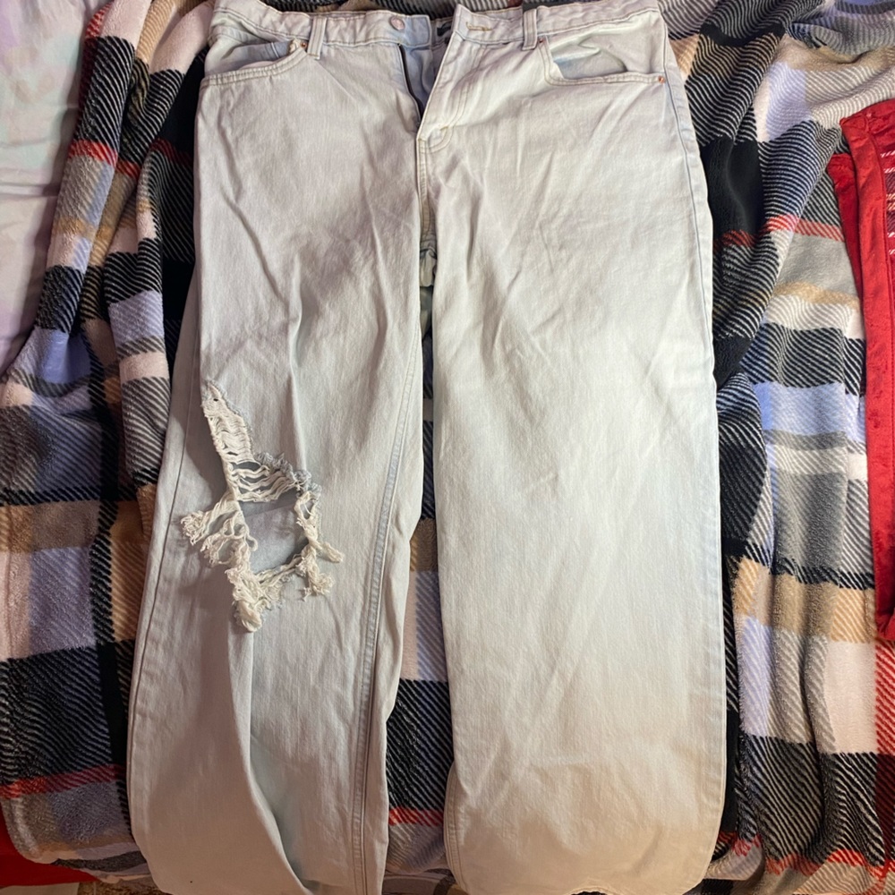 Light Wash Ripped Jeans